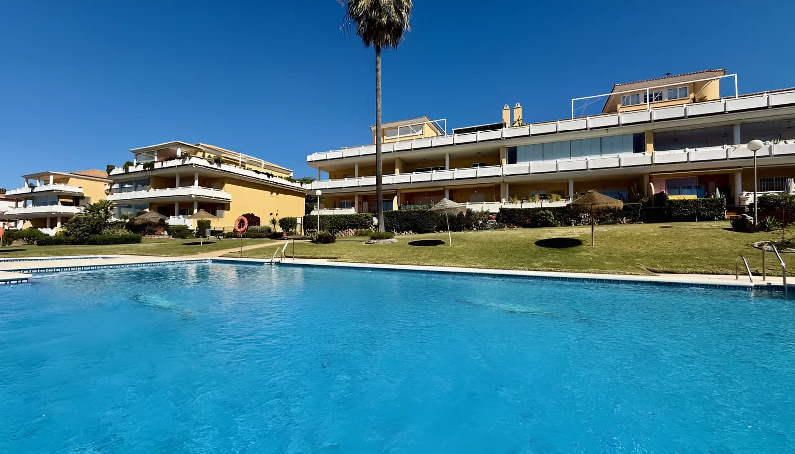 Apartments with swimming pool in Cabopino - Artola