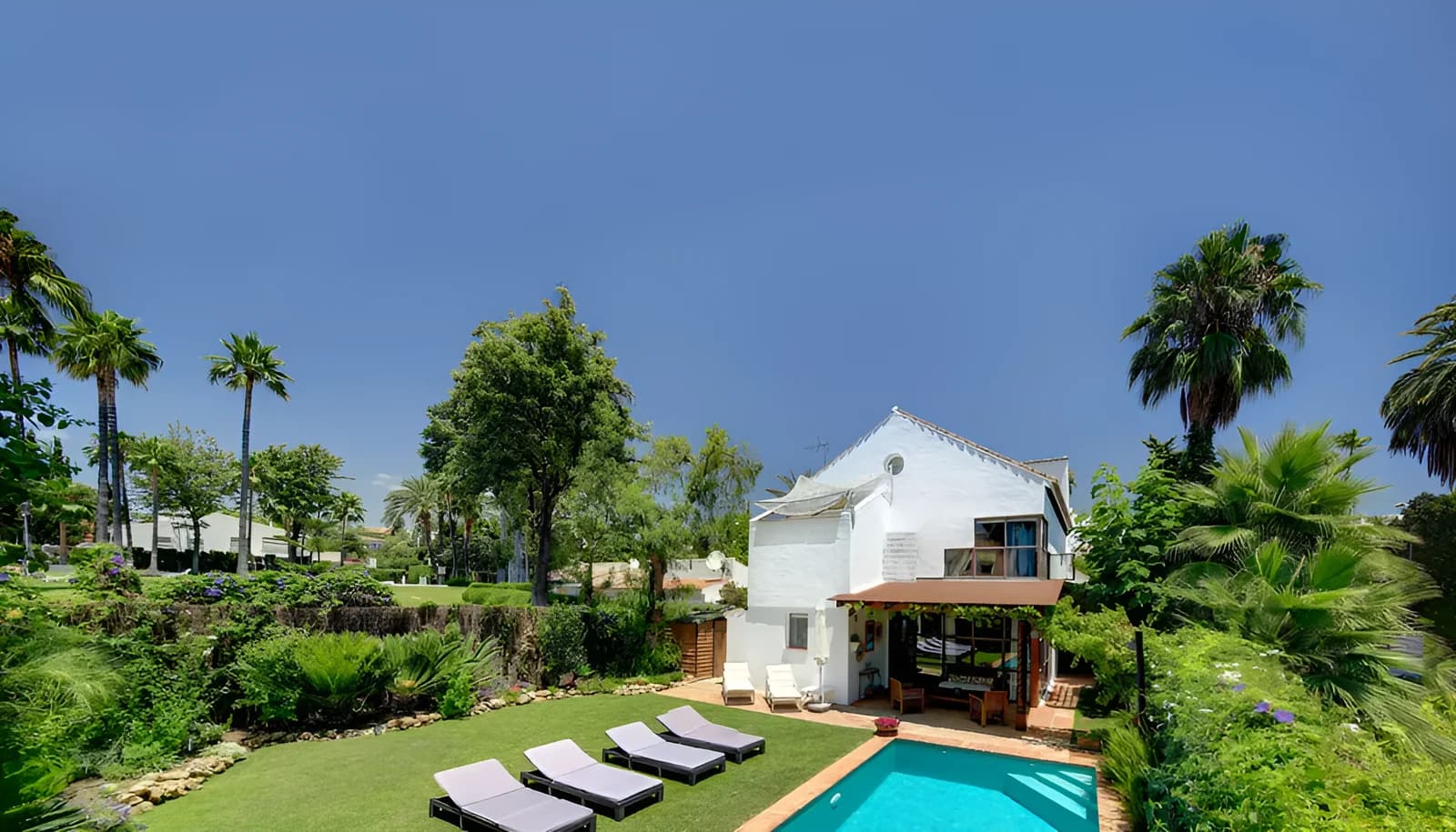 Houses with swimming pool in Nueva Andalucía centro