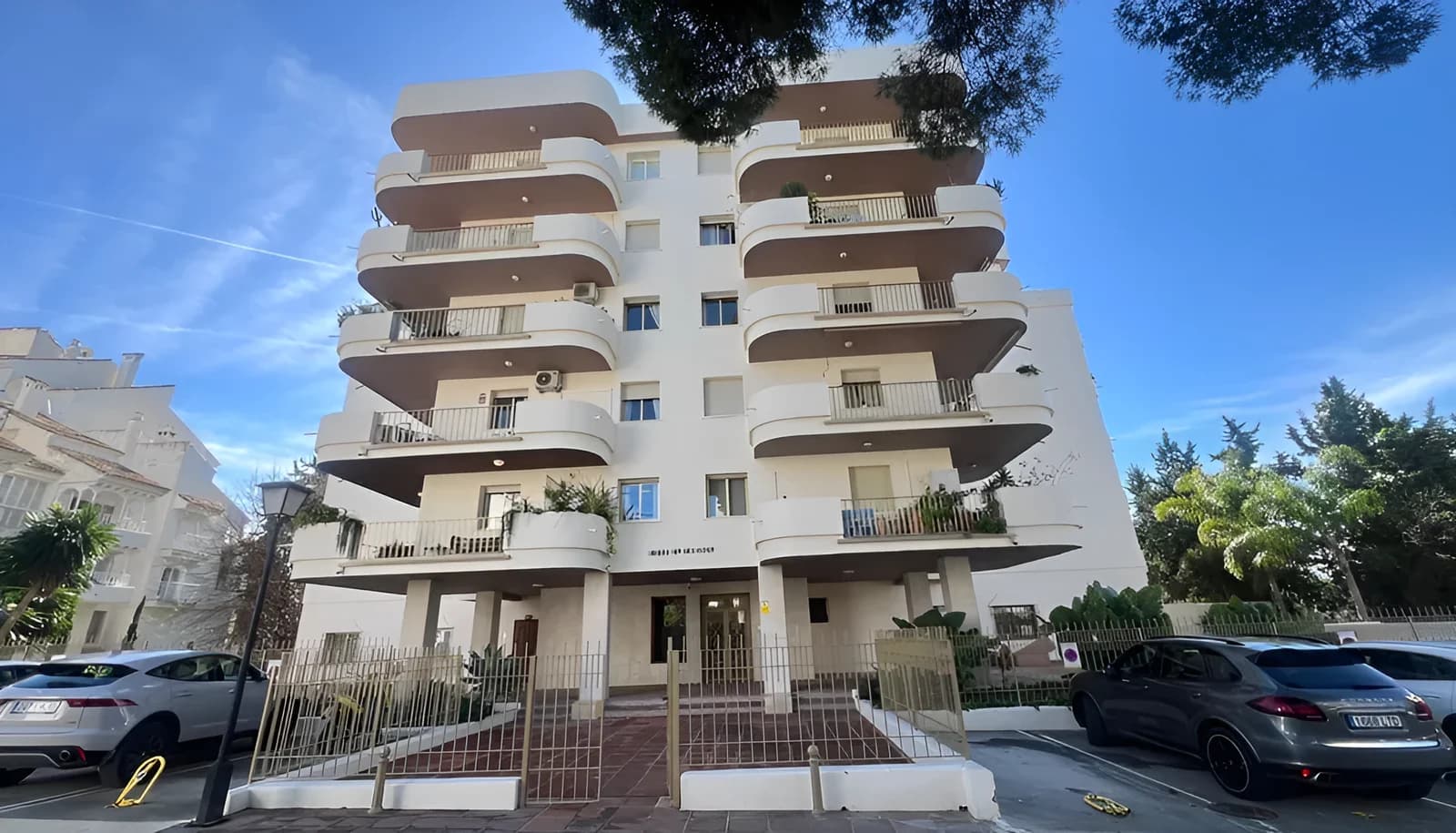 Flat with terrace in Nueva Andalucía centro
